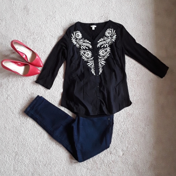 🍒Adorable embellished blouse size small - Picture 2 of 4